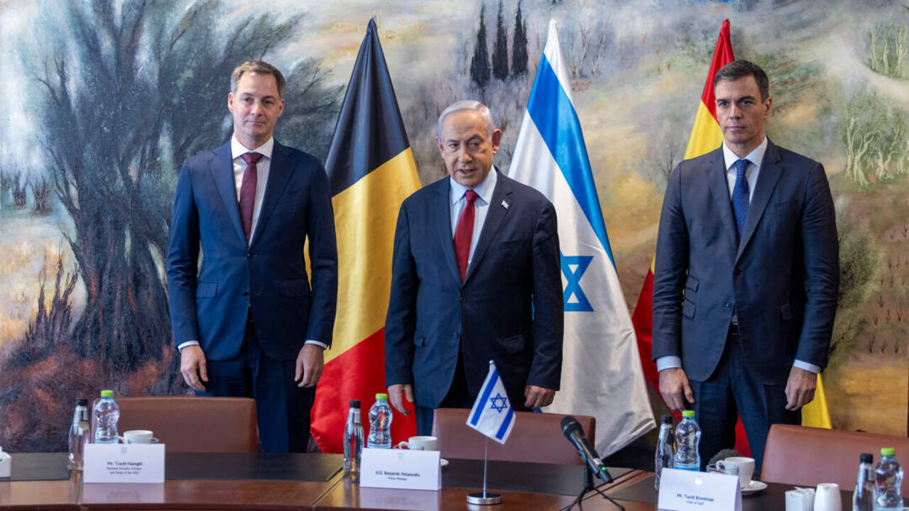 De izquierda a derecha. El primer ministro belga, Alexander de Croo; el primer ministro de Israel, Benjamin Netanyahu, y el presidente del Gobierno, Pedro S&aacute;nchez.