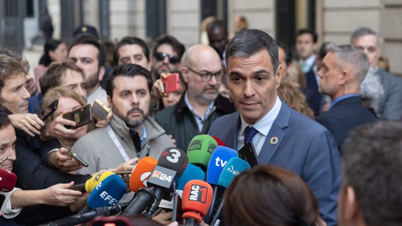El presidente del Gobierno, Pedro S&aacute;nchez, atiende a los medios de comunicaci&oacute;n a su salida del pleno, en el Congreso de los Diputados, a 21 de noviembre de 2024, en Madrid.