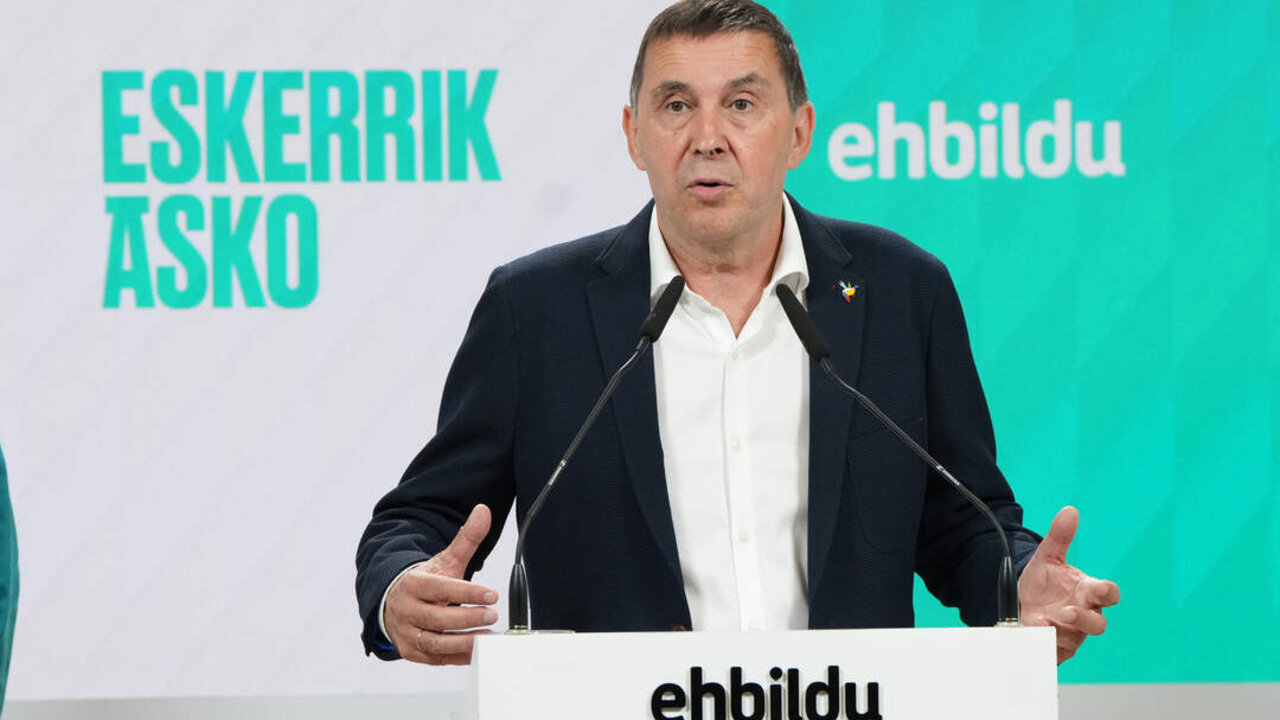 Arnaldo Otegi comparece junto a Mertxe Aizpurua, Oskar Matute y Gorka Elejabarrieta en rueda de prensa para valorar los resultados de las elecciones generales 2023