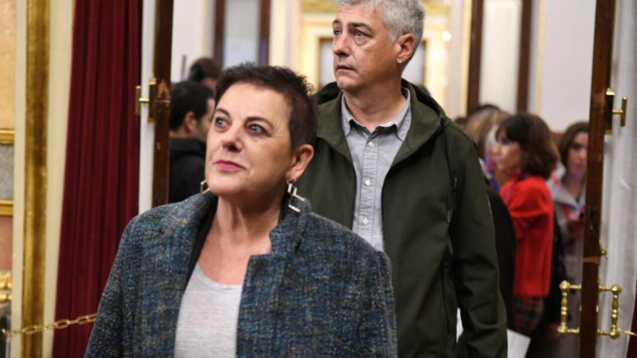 La portavoz de EH BIldu, Mertxe Aizpurua (i) y el diputado de EH BIldu, Oskar Matute, llegan a un pleno en el Congreso de los Diputados, a 13 de noviembre de 2024, en Madrid.