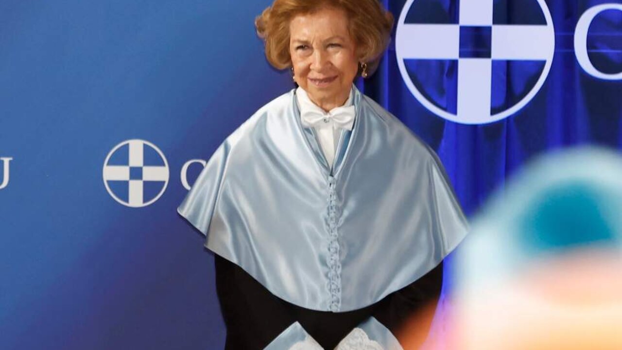 El jurista Benigno Pend&aacute;s Garc&iacute;a y la Reina Sof&iacute;a durante el acto de investidura en el que nombrar&aacute;n a la reina em&eacute;rita Doctora Honoris Causa, a 26 de noviembre de 2024, en Alcorc&oacute;n (Madrid, Espa&ntilde;a).

Antonio Guti&eacute;rrez / Europa Press
REINA SOF&Iacute;A;INVESTIDURA;UNIVERSIDAD;CEU SAN PABLO;HONORIS CAUSA
26/11/2024