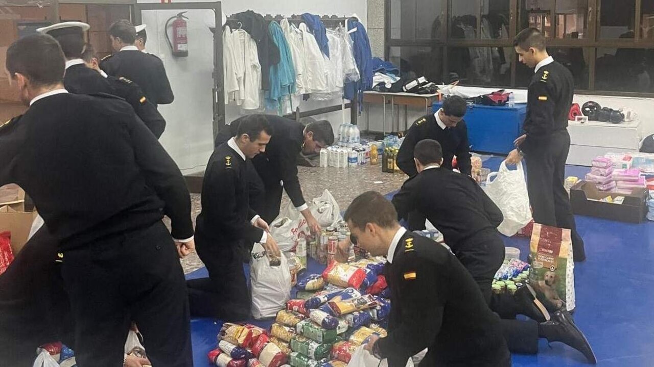 Alumnos de la Escuela Naval Militar. de Mar&iacute;n, recogen alimentos para Valencia.