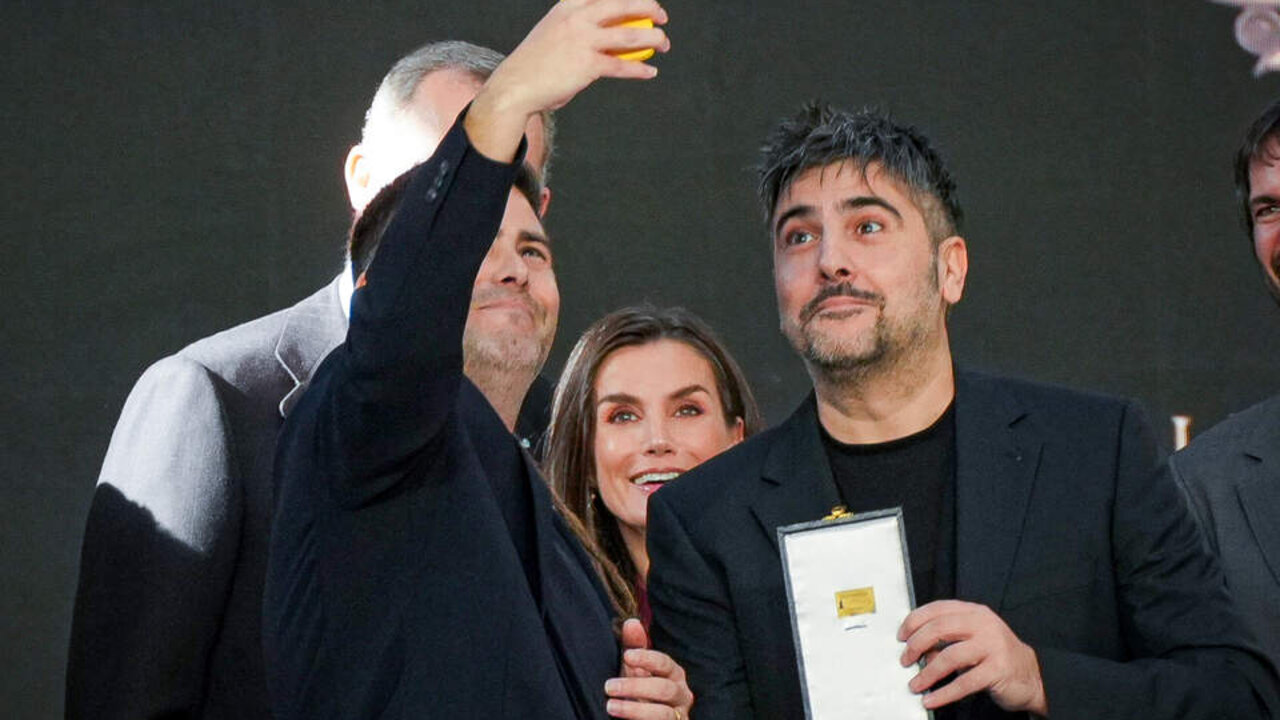 El Rey Felipe VI y la Reina Letizia entregan las medalla a Jos&eacute; y David Mu&ntilde;oz Calvo, el dueto Estopa. A 27 de noviembre de 2024, en Sevilla, Andaluc&iacute;a (Espa&ntilde;a). Sus Majestades los Reyes han presidido en Sevilla el acto de entrega de las Medallas al M&eacute;rito en las Bellas Artes 2023, celebrado en la Real F&aacute;brica de Artiller&iacute;a. El evento cont&oacute; con la participaci&oacute;n del presidente de la Junta de Andaluc&iacute;a, Juanma Moreno, y del ministro de Cultura,&nbsp;Ernest&nbsp;Urtasun.

Francisco J. Olmo / Europa Press
27/11/2024