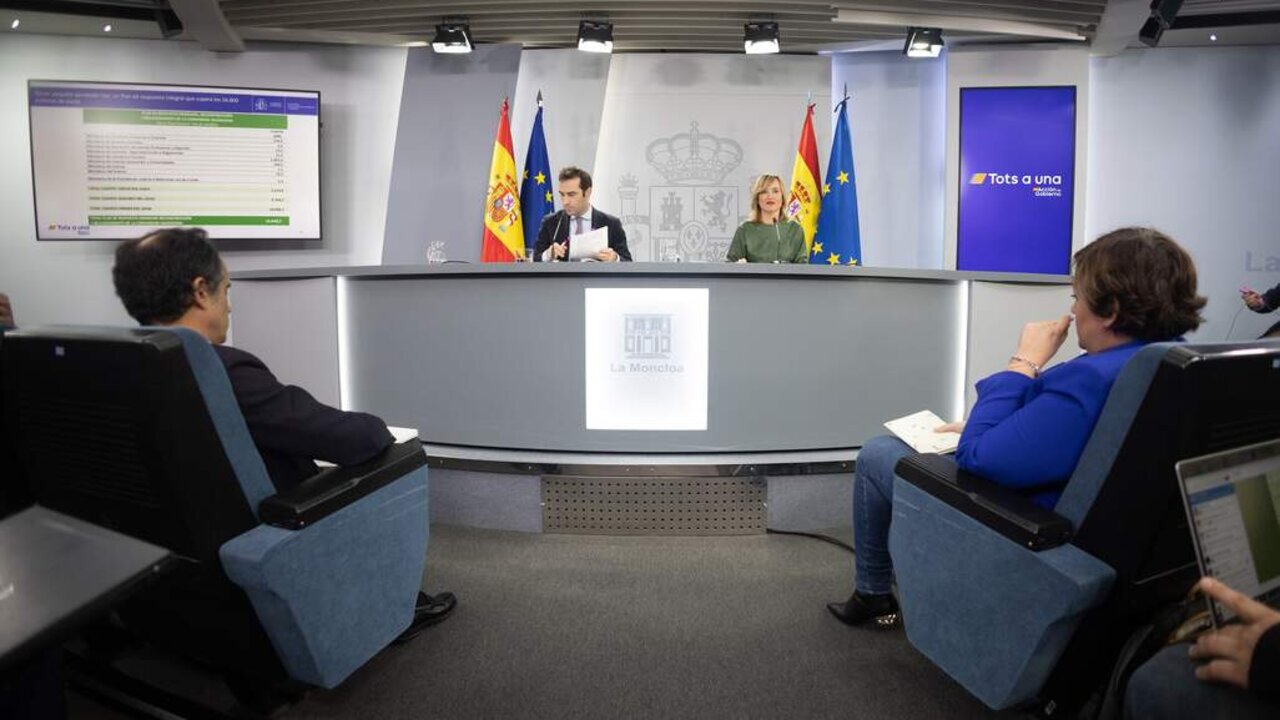 El ministro de Econom&iacute;a, Comercio y Empresa, Carlos Cuerpo, y la ministra de Educaci&oacute;n, Formaci&oacute;n Profesional y Deportes, Pilar Alegr&iacute;a, durante una rueda de prensa tras la reuni&oacute;n del Consejo de Ministros en el Palacio de La Moncloa, a 28 de noviembre de 2024.