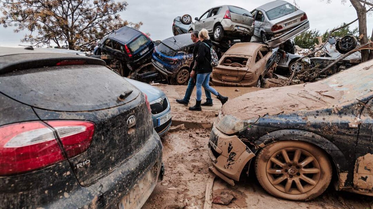 Coches amontonados en una zona afectada por la DANA, a 16 de noviembre de 2024, en Sedav&iacute;, Valencia, Comunidad Valenciana.