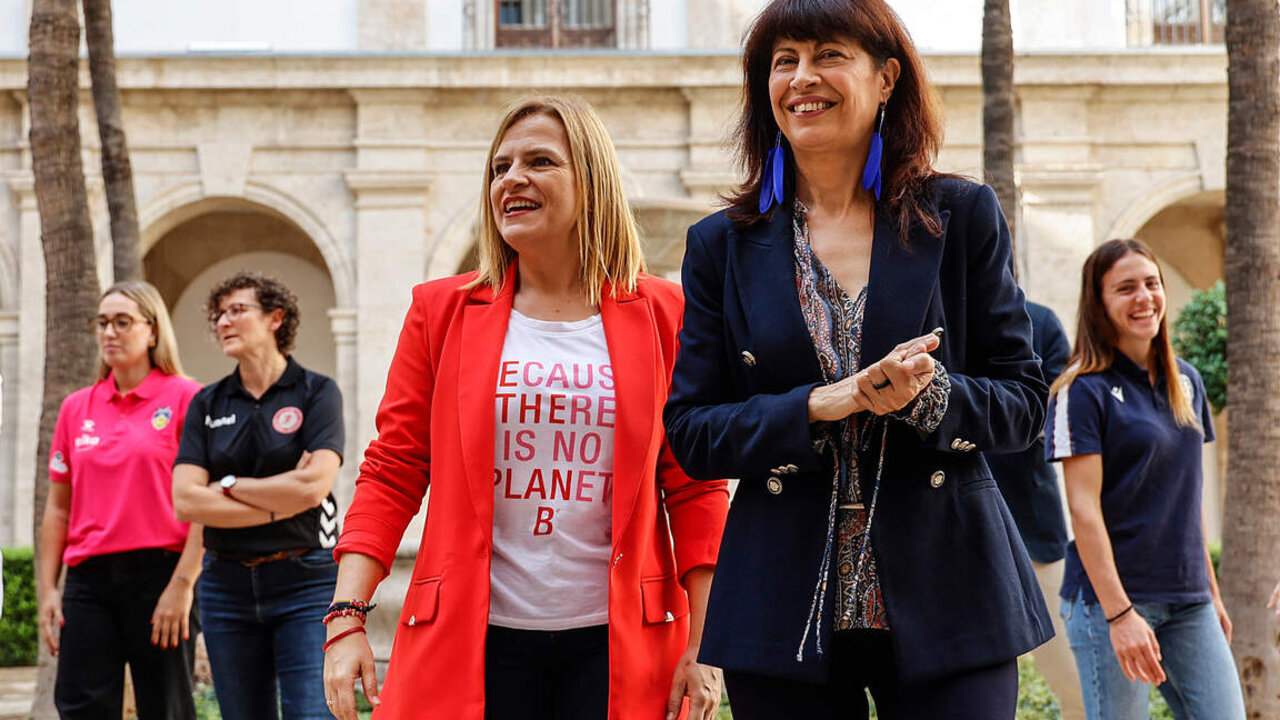 ROBER SOLSONA&hellip;.20241024&hellip;VALENCIA&hellip;La ministra de Igualdad Ana Redondo Garc&iacute;a, junto  a la  Delegada del Gobierno Piar Bernab&eacute;, se reune con jugadoras del Valencia Basket, Valencia CF y Levante UD.