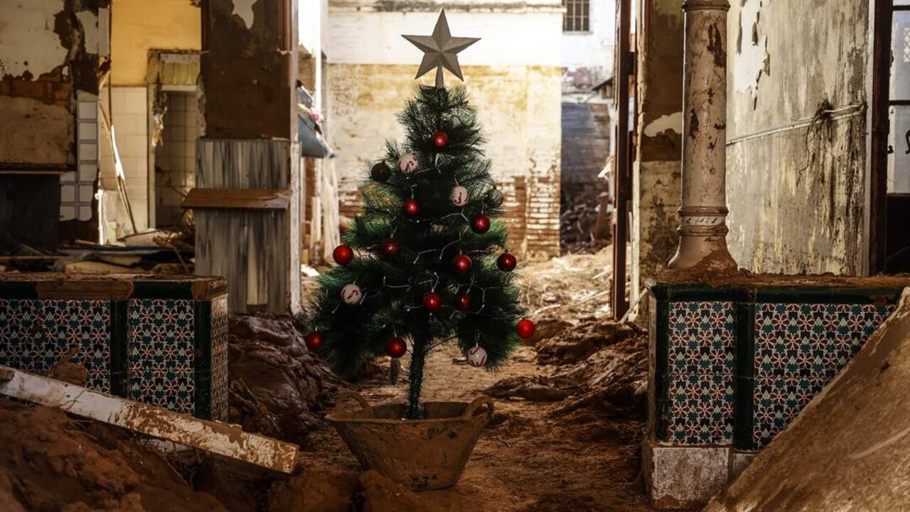 Un &aacute;rbol de Navidad en una zona cubierta de barro por la Dana en Valencia.