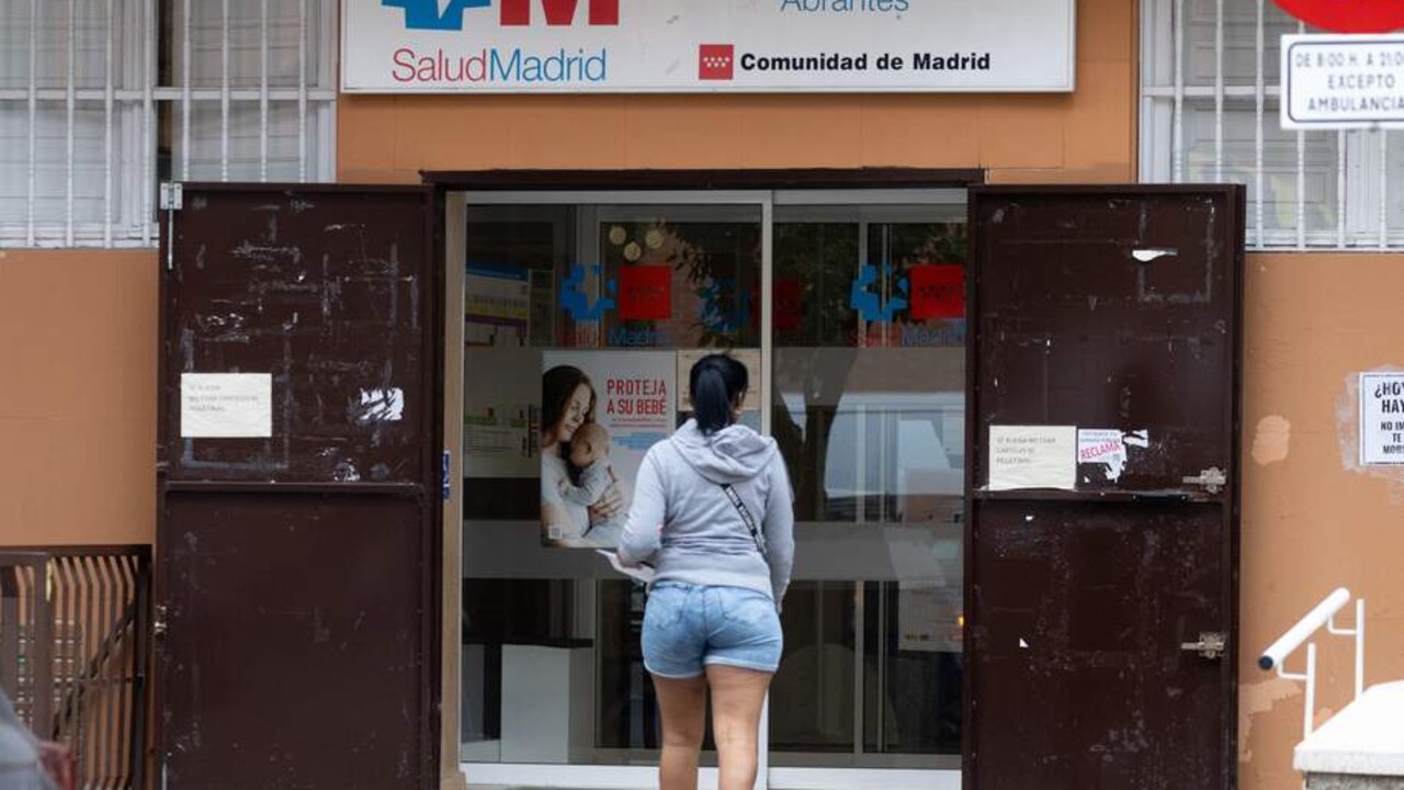 Archivo - Una mujer entrando a un centro de salud.