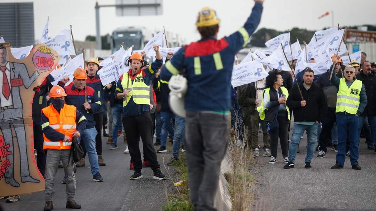 Ribadeo, Lugo. Los trabajadores de Alcoa realizan un corte en la Autov&iacute;a A8 a la altura de Ribadeo. Los trabajadores comenzaron el pasado mes de octubre una serie de movilizaciones para exigir a las administraciones p&uacute;blicas, Xunta y Gobierno, que muevan ficha con respecto a la empresa, a la que acusan de incumplir sistem&aacute;ticamente el plan de viabilidad firmado entre las partes a finales de 2021.