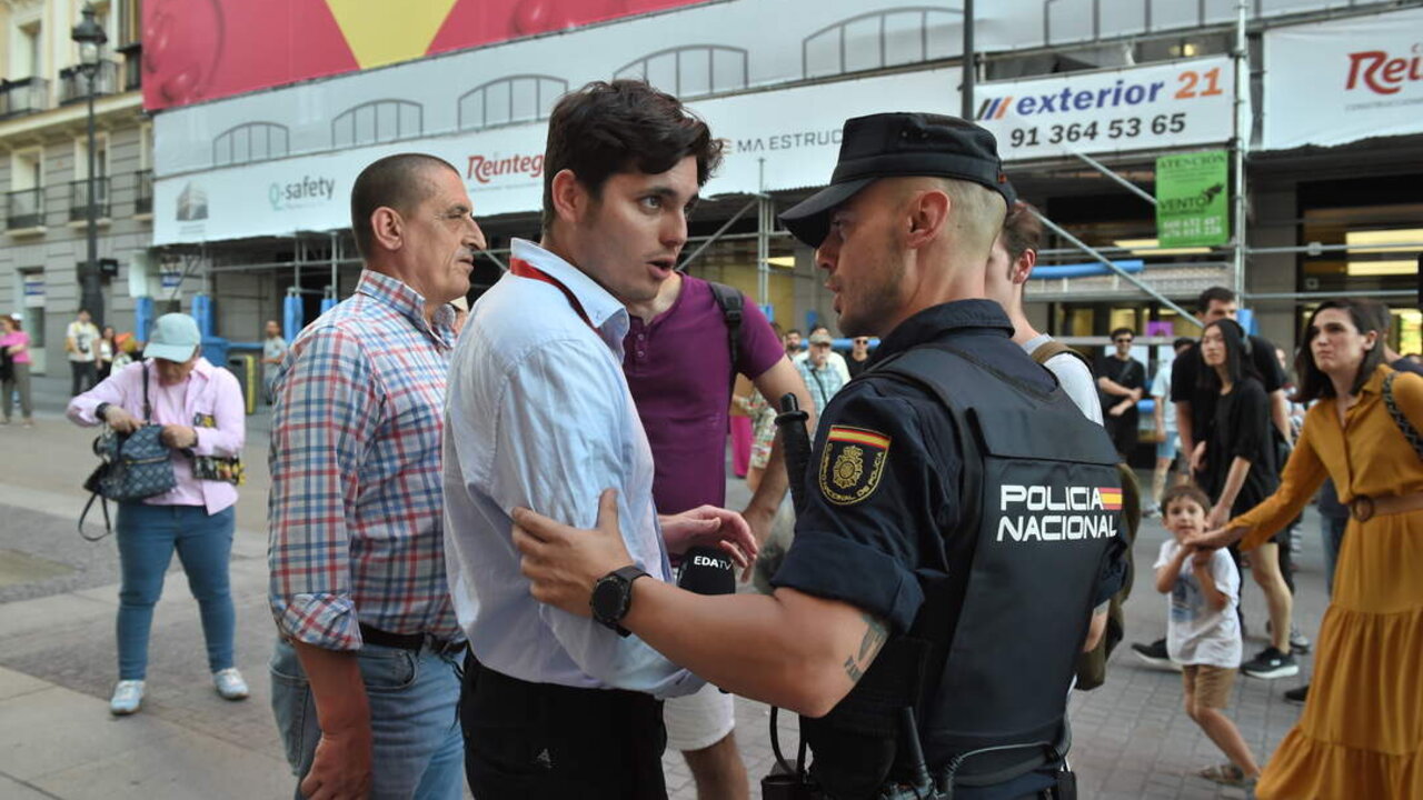 Varios manifestantes se enfrentan al periodista Vito Quiles (2i), durante la concentraci&oacute;n en Madrid contra Milei, a 21 de junio de 2024. (Foto: Gustavo Valiente / Europa Press)