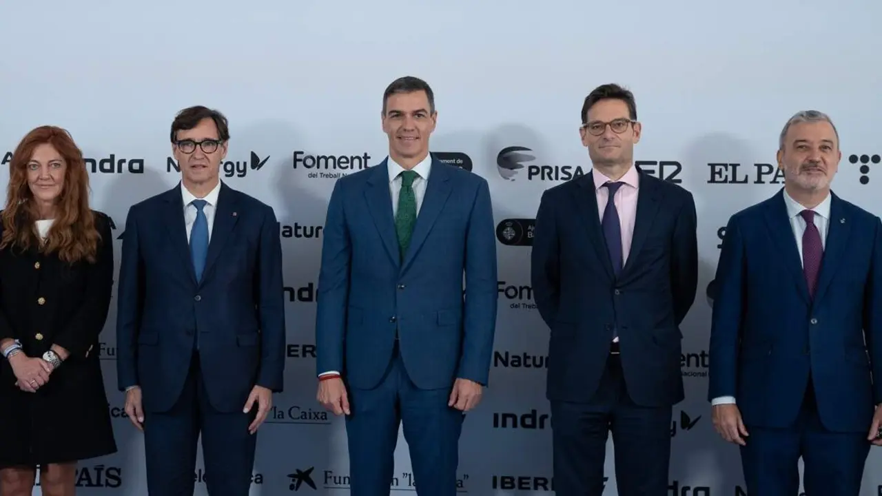 La consejera ejecutiva de Prisa, Pilar Gil, el presidente de la Generalidad de Cataluña, Salvador Illa, el presidente del gobierno, Pedro Sánchez, el presidente de Prisa, Joseph Oughourlian, el alcalde de Barcelona, Jaume Collboni (Foto: David Zorrakino / Europa Press).
