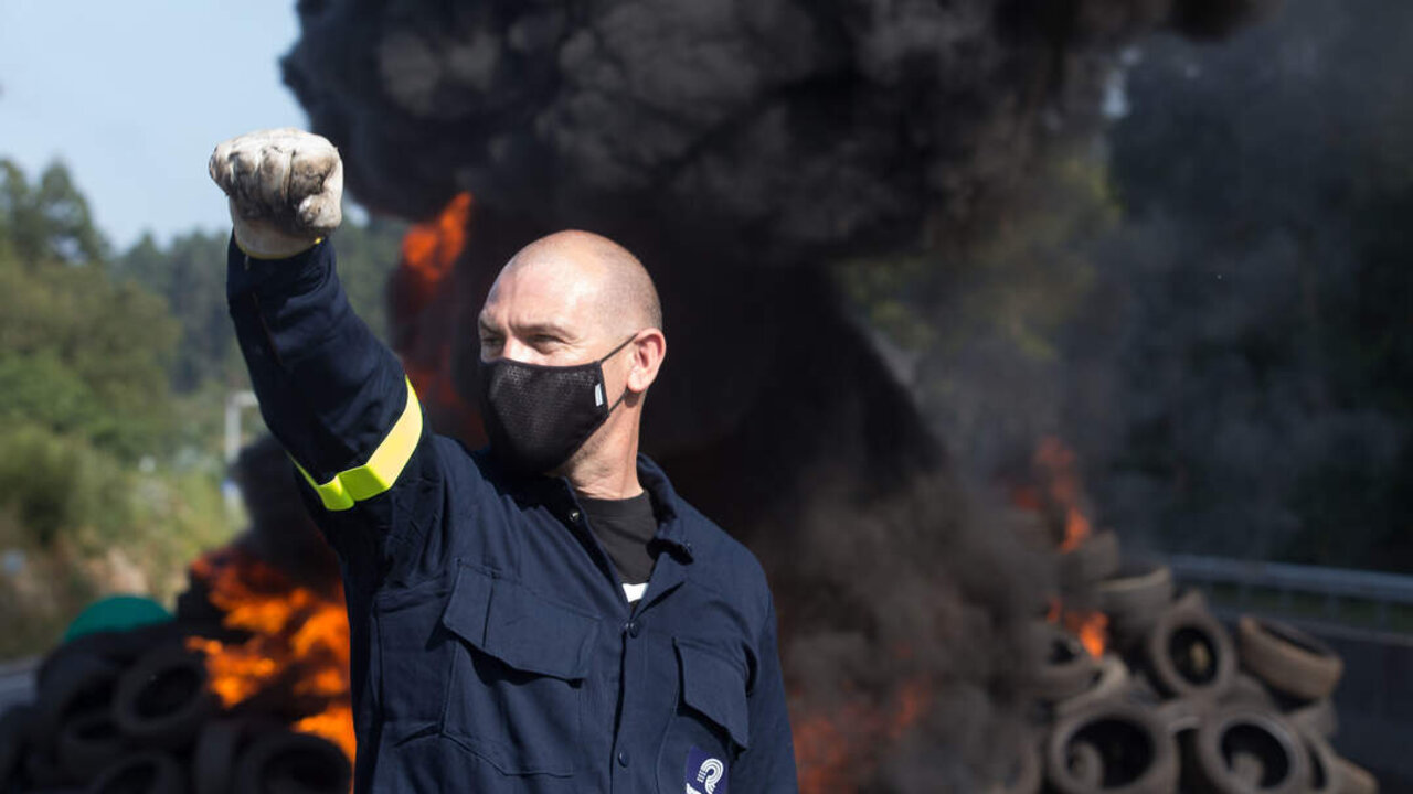 San Cibrao, Lugo. Trabajadores de Alcoa cortan la N-642 a la altura de Riocobo y cortan el trafico con barricadas. Los trabajadores retoman las movilizaciones en un momento en que la Ministra de Industria, Reyes Maroto, negocia con la multinacional estadounidense del aluminio la venta de la factoria de San Cibrao. En la imagen, un obrero corea consignas frente a una barricada en la tarde del lunes 19 de julio
