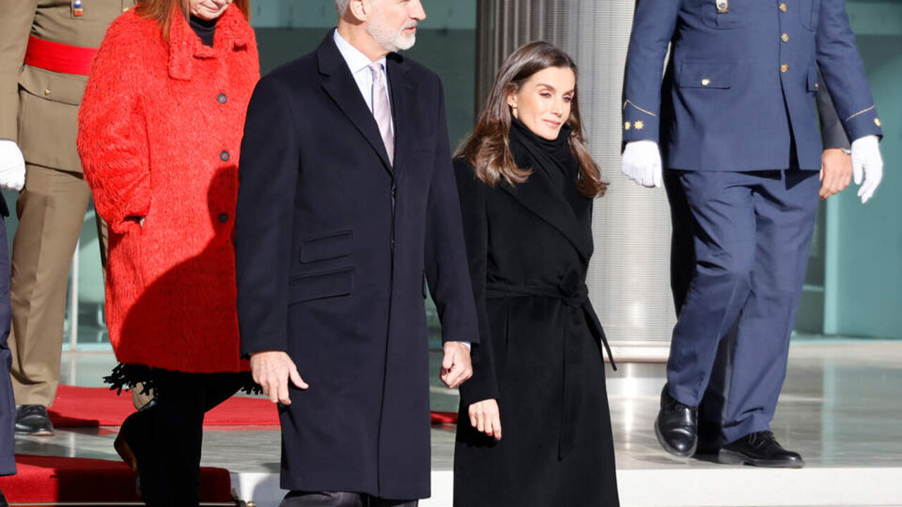 Los Reyes, acompa&ntilde;ados por el presidente del Senado, Pedro Roll&aacute;n, y la presidenta del Congreso, Francina Armengol, a su llegada al Pabell&oacute;n de Estado del aeropuerto ante el viaje a Italia, a 10 de diciembre, en Madrid (Espa&ntilde;a).

Antonio Guti&eacute;rrez / Europa Press
REYES;VIAJE;ESTADO;ITALIA;AEROPUERTO;AVI&Oacute;N
10/12/2024