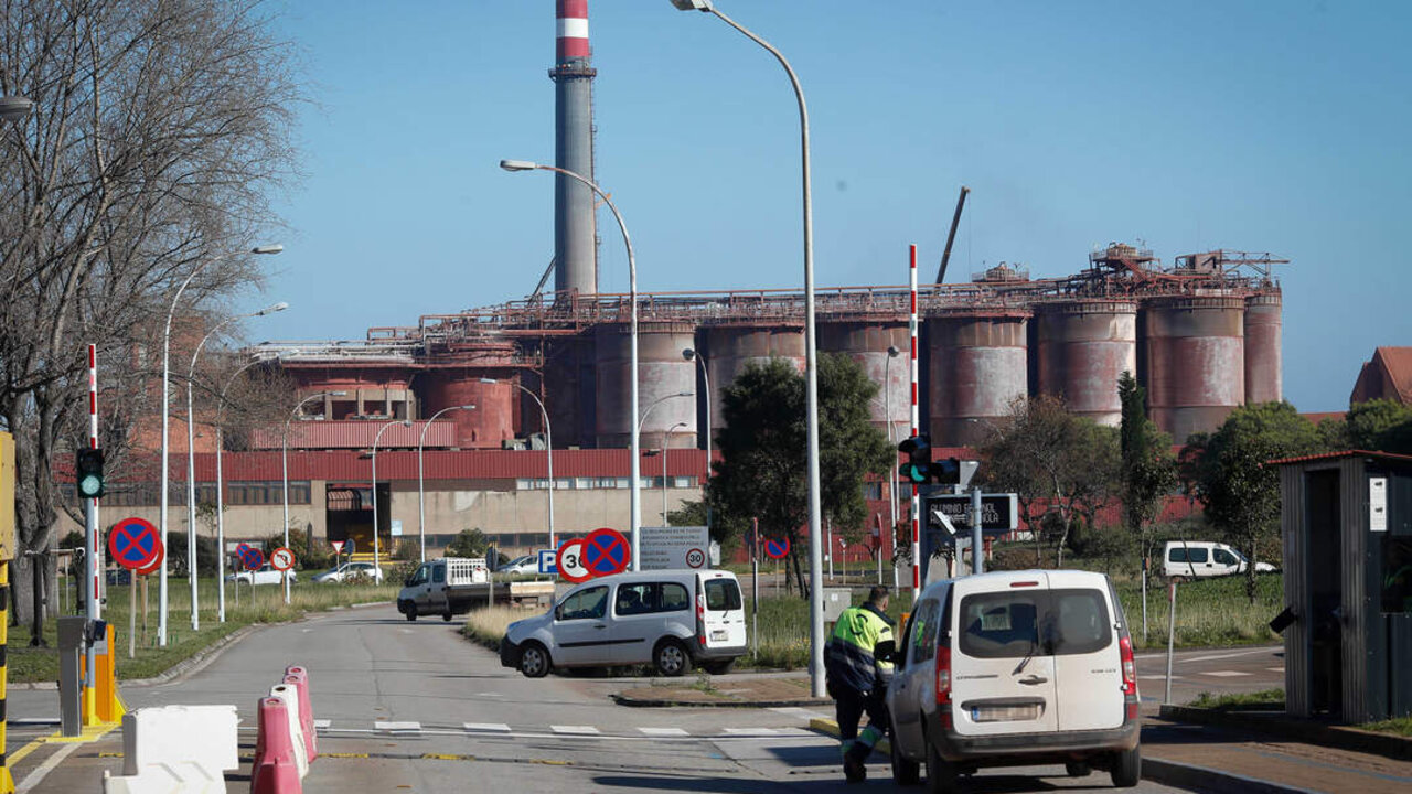 San Cibrao, Lugo. Im&aacute;genes de la f&aacute;brica de la multinacional canadiense del aluminio Alcoa en la comarca de A Mari&ntilde;a, en Lugo. El anuncio de la empresa de voluntad de incumplimiento del acuerdo firmado en su d&iacute;a con administraciones y representaci&oacute;n de los trabajadores ha vuelto a poner en la picota la situaci&oacute;n de la &uacute;nica factor&iacute;a de aluminio primario en Espa&ntilde;a