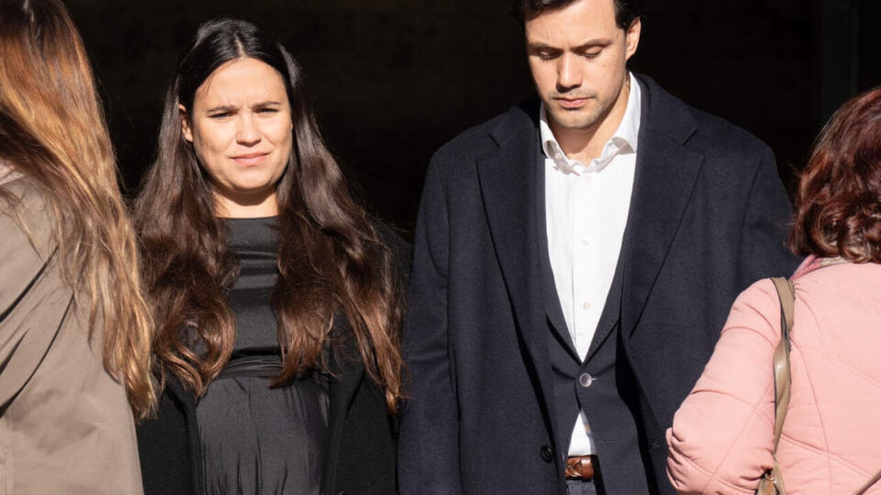 Carolina Monje y su marido, &Aacute;lex Lopera, salen de la capilla ardiente del fundador de Mango, Isak Andic, en el Tanatori Les Corts, a 16 de diciembre de 2024, en Barcelona, Catalunya (Espa&ntilde;a). El fundador de Mango, Isak Andic, falleci&oacute; ayer, 14 de diciembre, a los 71 a&ntilde;os tras sufrir un accidente en la monta&ntilde;a de Montserrat. Andic se encontraba regresando de una excursi&oacute;n junto a su hijo mayor, Jonathan, cuando resbal&oacute; y cay&oacute; por un barranco de aproximadamente 150 metros de altura.
FAMOSOS;CAPILLA;MANGO
David Zorrakino / Europa Press
16/12/2024

David Zorrakino / Europa Press
FAMOSOS;CAPILLA;MANGO;ALEX  LOPERA;CAROLINA MONJE;DAVID ZORRAKINO
16/12/2024