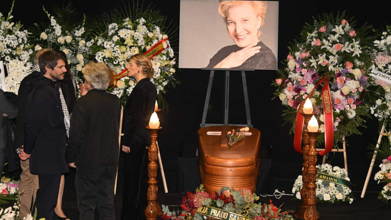 Yolanda D&iacute;az y Ernest Urtasun acompa&ntilde;an a Chema Prado y Mar&iacute;a Isasi en la capilla ardiente de Marisa Paredes en el Teatro Espa&ntilde;ol, a 18 de diciembre de 2024, en Madrid (Espa&ntilde;a). La actriz Marisa Paredes falleci&oacute; este pasado martes a los 78 a&ntilde;os.

Jos&eacute; Oliva / Europa Press
CAPILLA ARDIENTE;TEATRO ESPA&Ntilde;OL;MUERTE;MARISA PAREDES;18 DICIEMBRE 2024;PIXELADA
18/12/2024