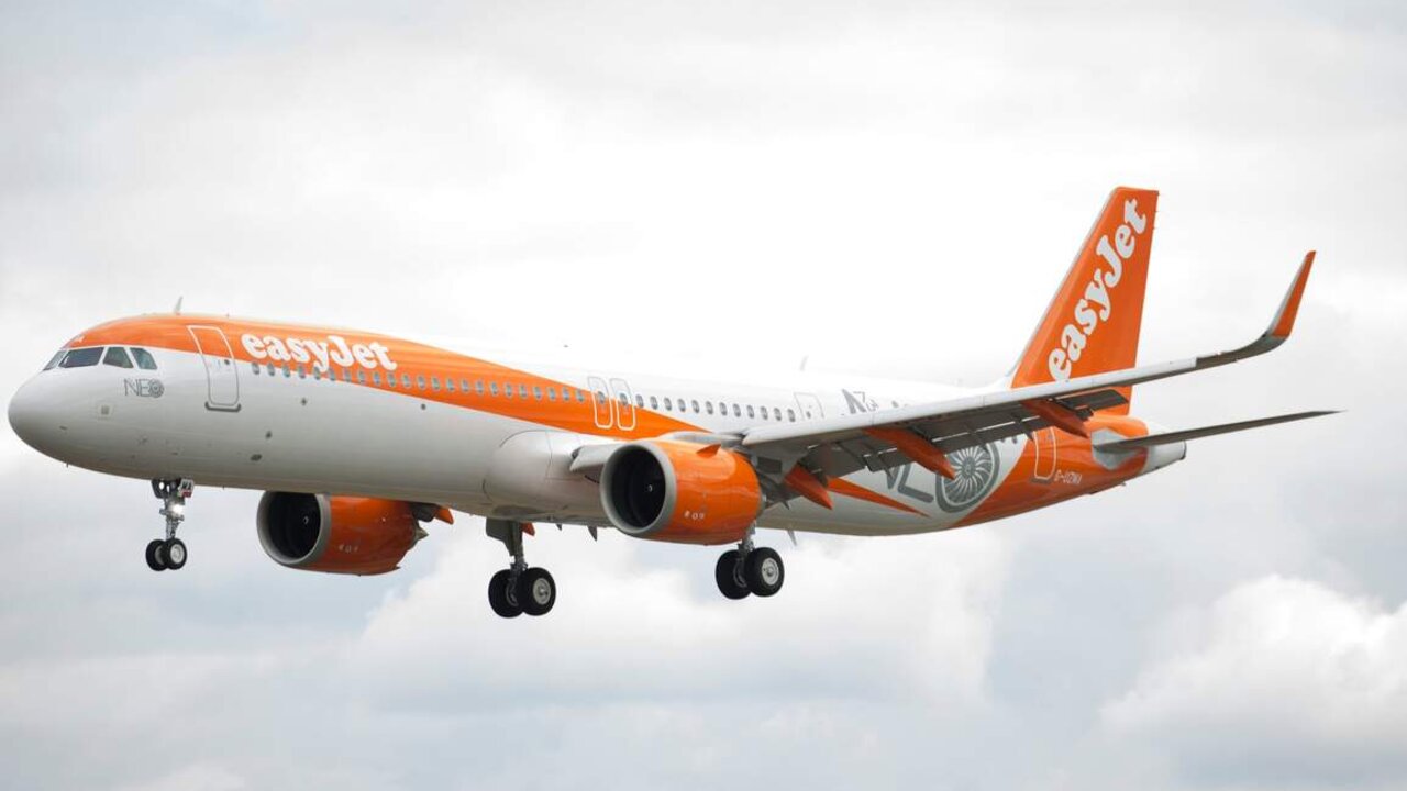 easJet A321neo arrives at farnborough Air Show today with transport secretary Chris Grayling and CEO Joahan Lundgren.