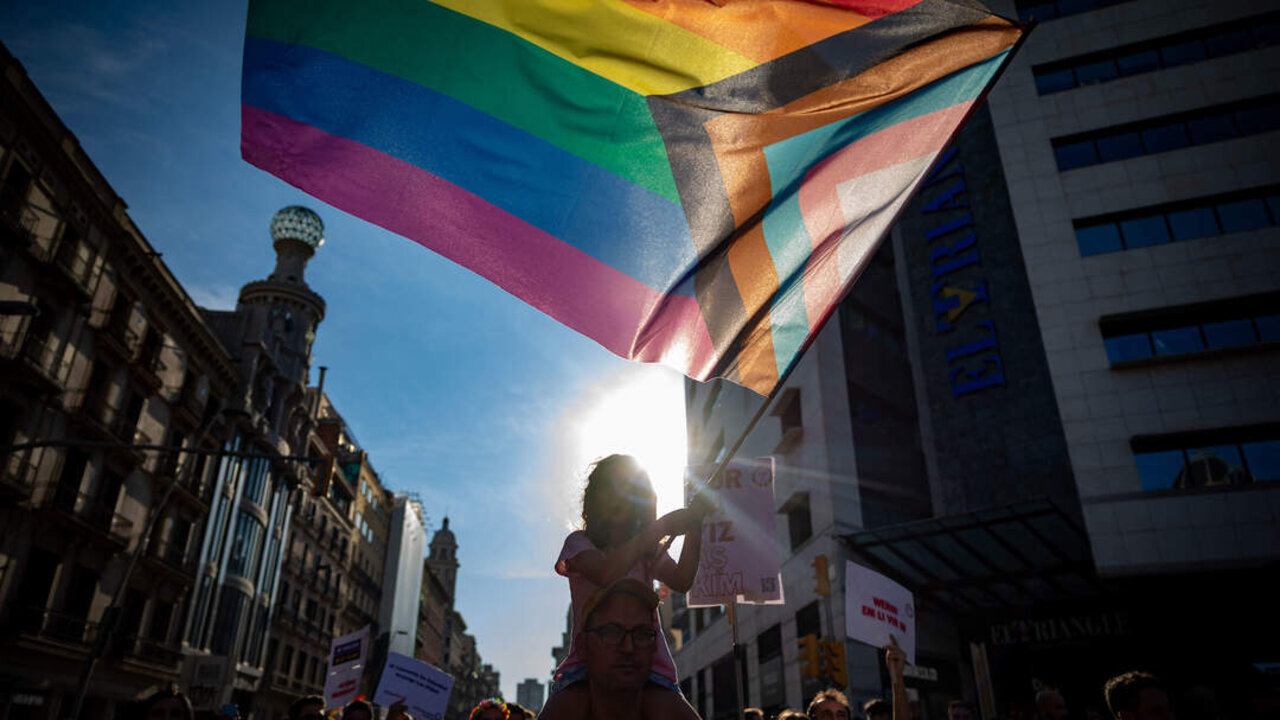 Cientos de manifestantes durante la manifestaci&oacute;n LGTBI 2023, bajo el lema &lsquo;Lluitem juntes&rsquo;, a 1 de julio de 2023, en Barcelona, Catalunya (Espa&ntilde;a). La manifestaci&oacute;n ha sido convocada por la plataforma La Crida LGTBI para pedir que se no se frenen los derechos del colectivo y &lsquo;&rsquo;empezar a trabajar para hacer frente a los discursos de odio de la extrema derecha&rsquo;&rsquo;. La protesta transcurre desde la plaza de la Universitat a la plaza de Sant Jaume, donde se lee un manifiesto en defensa de la liberaci&oacute;n sexual y de g&eacute;nero.