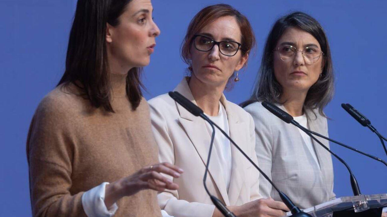 (I-D) Las coportavoces de M&aacute;s Madrid Rita Maestre, M&oacute;nica Garc&iacute;a y Manuela Bergerot, durante una rueda de prensa.