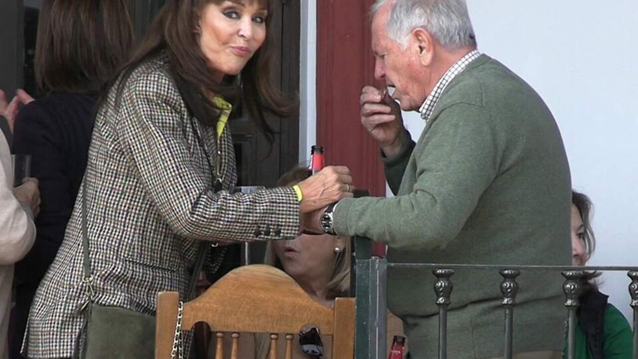 Mari &Aacute;ngeles Grajal y su novio, Jos&eacute; Gand&iacute;a, disfrutan junto a amigos en El Roc&iacute;o a 26 de Enero de 2024 en Huelva (Espa&ntilde;a).