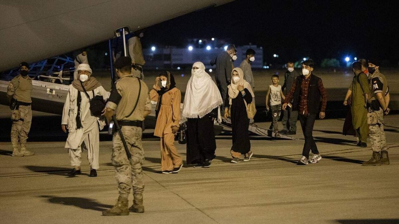 Afganos llegan a la base a&eacute;rea de Torrej&oacute;n de Ardoz tras ser evacuados de Kabul al volver los talib&aacute;n al poder (Foto: Alejandro Mart&iacute;nez V&eacute;lez / Europa Press).