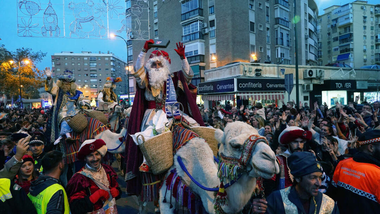 Centenares de personas disfrutan de la cabalgata de os Reyes Magos en el barrio malague&ntilde;o de Cruz de Humilladero a 4 de enero de 2024 en M&aacute;laga, Andaluc&iacute;a.//&Aacute;lex Zea.
