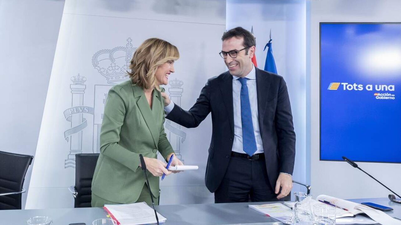 La ministra Portavoz, Pilar Alegr&iacute;a y el ministro de Econom&iacute;a, Comercio y Empresa, Carlos Cuerpo, durante una rueda de prensa posterior al Consejo de Ministros, en el Complejo de La Moncloa, a 7 de enero de 2025, en Madrid.