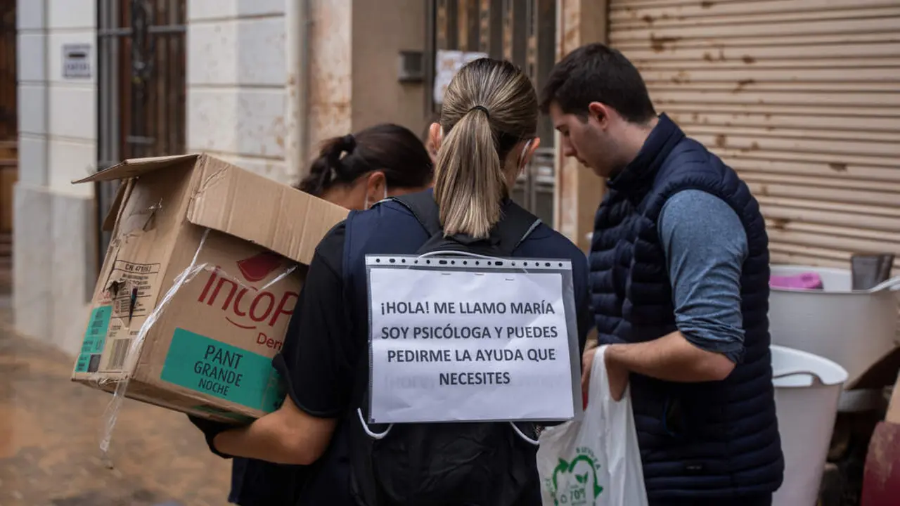 Una psicóloga en una de las zonas afectadas por la DANA. (Foto: Jorge Gil / Europa Press)