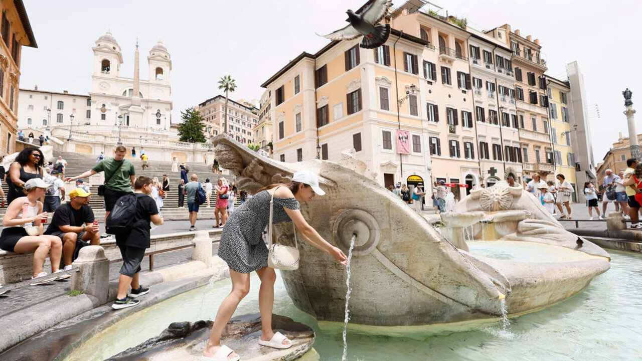 Allerta caldo oggi bollino rosso in otto citt&agrave; , turisti cercano refrigerio nella fontana della Barcaccia a Piazza di Spagna   - Cronaca  - Roma, Italia - Venerd&igrave; 21 Giugno  2024 (foto Cecilia Fabiano / LaPresse) ..Heat Wave in Rome , tourist refreshing themselves  in the  Barcaccia fountain in front of the Spanish Step - News   - Rome, Italy &mdash; Friday  , 21 June  2024 (photo Cecilia Fabiano / LaPresse)..