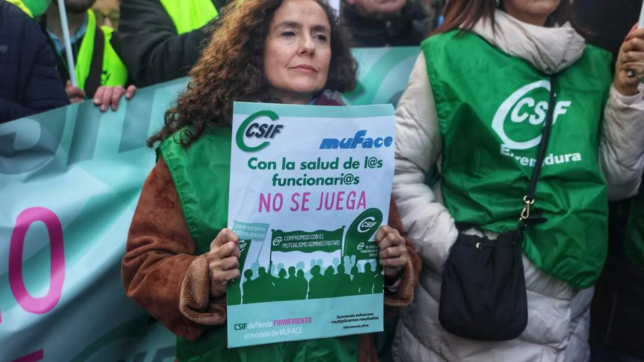 Una mujer sujeta un cartel de protesta durante una concentración, frente a la Dirección General de Muface de Madrid, a 14 de diciembre de 2024, en Madrid. (Foto: Ricardo Rubio / Europa Press)