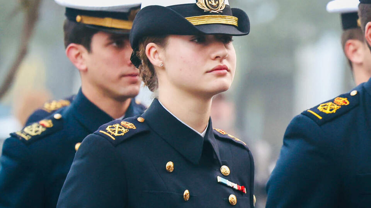 La princesa de Asturias, Leonor de Borb&oacute;n y Ortiz, a su llegada al ayuntamiento de C&aacute;diz. A 10 de enero de 2025 en C&aacute;diz, Andaluc&iacute;a (Espa&ntilde;a). El Ayuntamiento de C&aacute;diz acoge la recepci&oacute;n oficial a la dotaci&oacute;n del Buque Escuela Juan Sebasti&aacute;n de Elcano, con motivo de su XCVII crucero de instrucci&oacute;n. El acto cuenta con la presencia destacada de la Princesa de Asturias, Leonor de Borb&oacute;n, subrayando la relevancia de esta emblem&aacute;tica embarcaci&oacute;n y su papel en la formaci&oacute;n&nbsp;naval&nbsp;espa&ntilde;ola.

Nacho Frade / Europa Press
10/1/2025