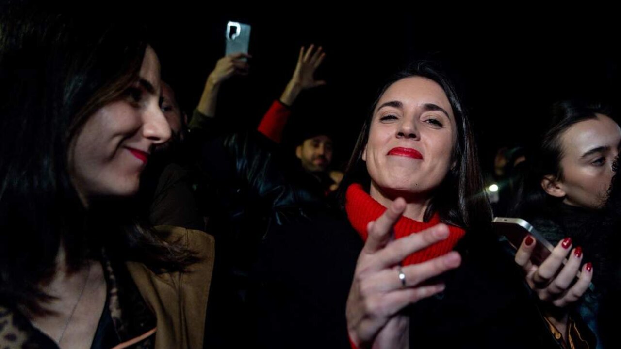 La secretaria general de Podemos, Ione Belarra (i) y la exministra de Igualdad y eurodiputada de Podemos, Irene Montero, a su llegada a la presentaci&oacute;n de su libro &lsquo;Algo habremos hecho&rsquo;, en la Taberna Garibaldi.