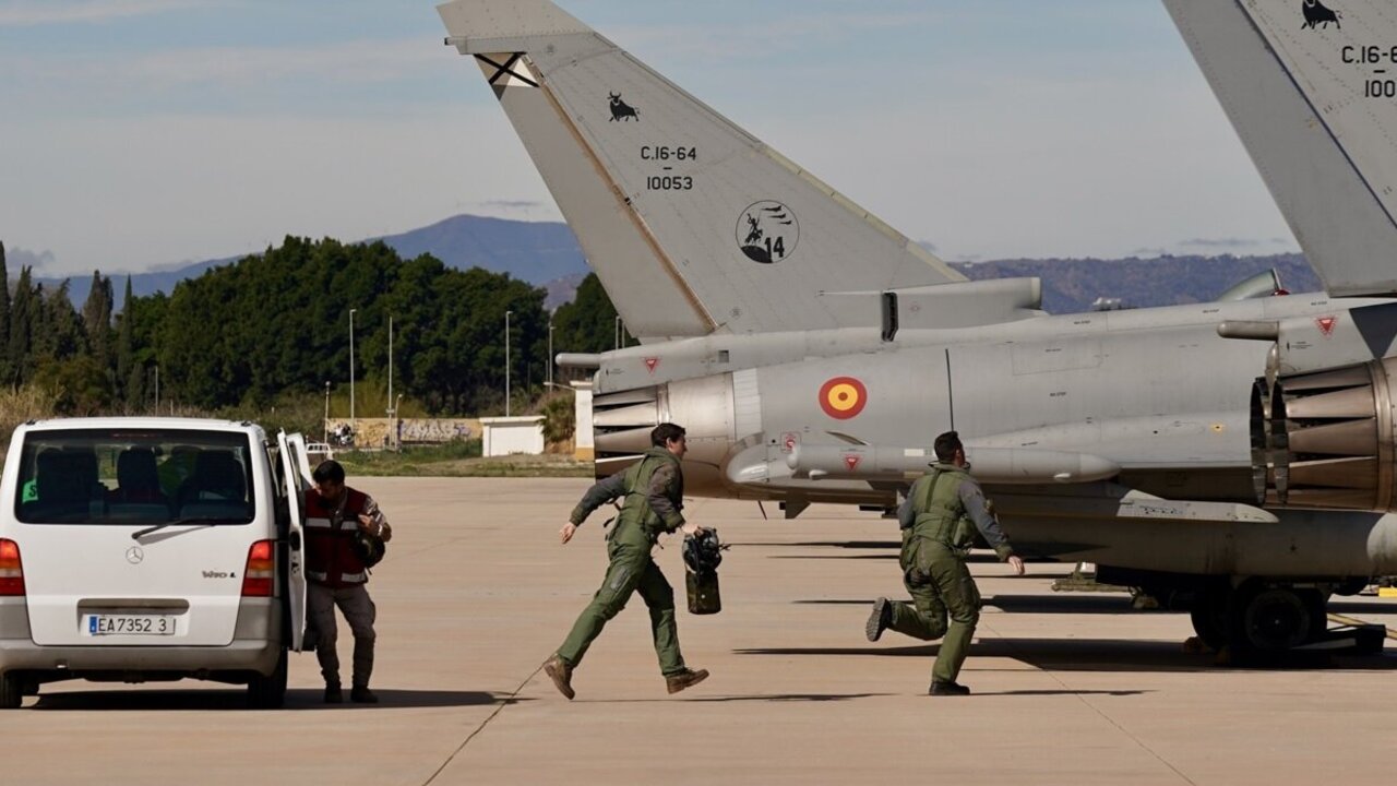 Pilotos de Eurofighter en la base a&eacute;rea de M&aacute;laga (Foto: &Aacute;lex Zea / Europa Press).