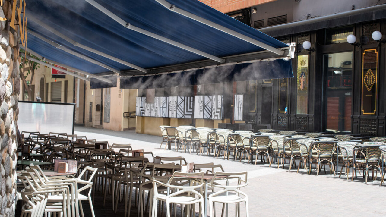 La terraza de un bar de la calle Caldereros, en la &lsquo;zona&rsquo; de Albacete, pulveriza agua para hacer m&aacute;s llevaderas las altas temperaturas, 10 de agosto del 2023