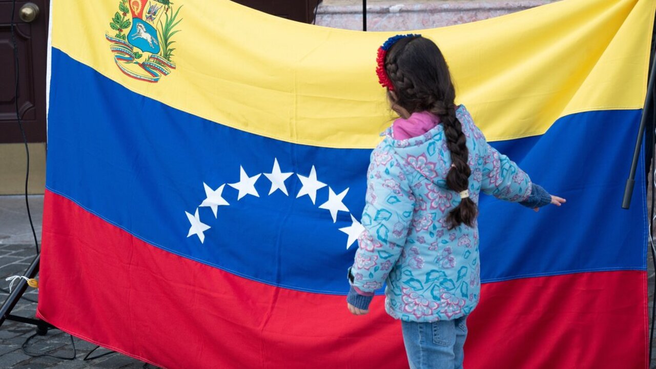 Una ni&ntilde;a durante una concentraci&oacute;n &lsquo;Por una Venezuela libre&rsquo;.