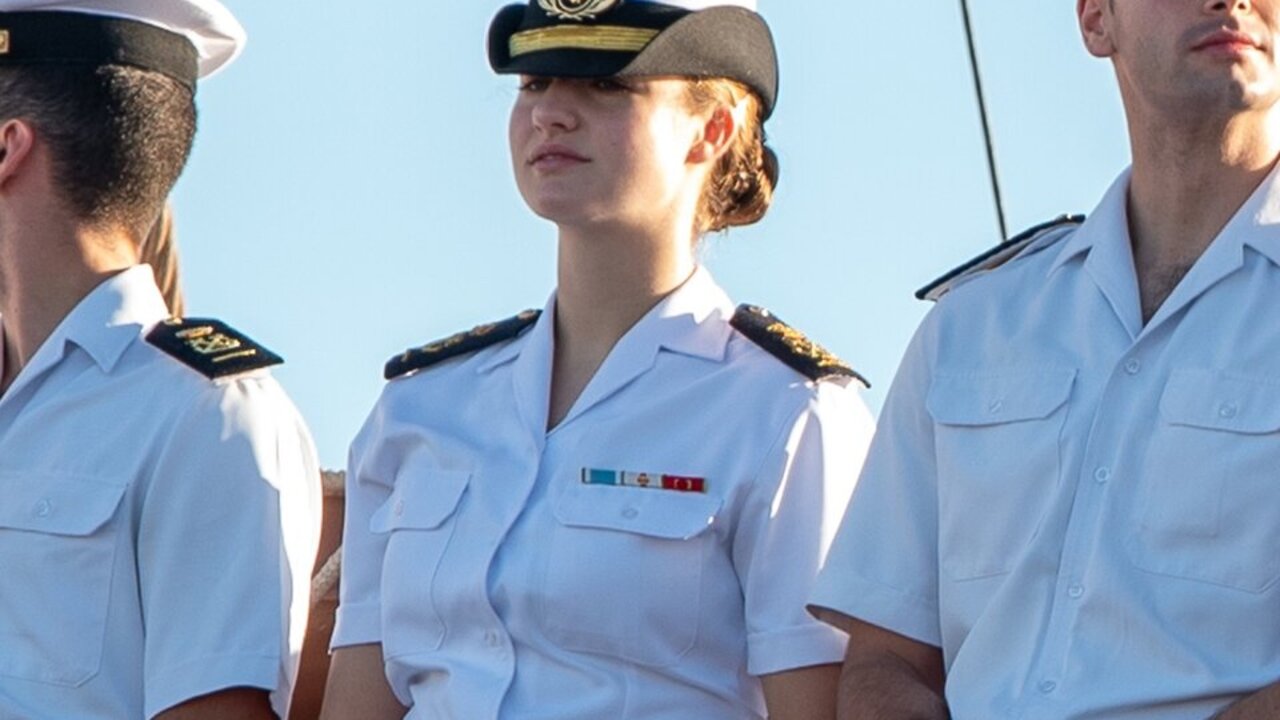 La Princesa Leonor llega con el resto de guardiamarinas a Las Palmas de Gran Canaria, en el buque escuela de La Armada &lsquo;Juan Sebasti&aacute;n Elcano&rsquo;, a 21 de enero de 2025, en Las Palmas de Gran Canaria, Gran Canaria, Canarias (Espa&ntilde;a). Tras tres d&iacute;as en Tenerife, los 76 guardiamarinas del crucero de &lsquo;Elcano&rsquo; han llegado hoy a Las Palmas de Gran Canaria, antes de continuar el viaje durante casi medio a&ntilde;o. Este ser&aacute; el &uacute;ltimo puerto espa&ntilde;ol que pisar&aacute;n antes de atravesar el oc&eacute;ano Atl&aacute;ntico con rumbo a Brasil.

Europa Press Canarias / Europa Press
21 ENERO 2025;PRINCESA;LEONOR;LLEGADA;BUQUE;ELCANO;GRAN CANARIA
21/1/2025