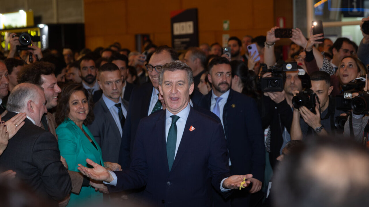 El presidente del Partido Popular, Alberto N&uacute;&ntilde;ez Feij&oacute;o, durante su visita a la Feria Internacional de Turismo (FITUR), en IFEMA Madrid, a 23 de enero de 2025, en Madrid. (Foto: Eduardo Parra / Europa Press)