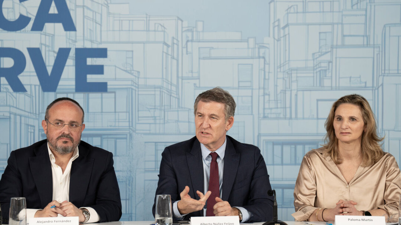 El presidente del PP catal&aacute;n, Alejandro Fern&aacute;ndez; el presidente del PP, Alberto N&uacute;&ntilde;ez Feij&oacute;o, y la vicesecretaria de Desarrollo Sostenible del Partido Popular, Paloma Mart&iacute;n.