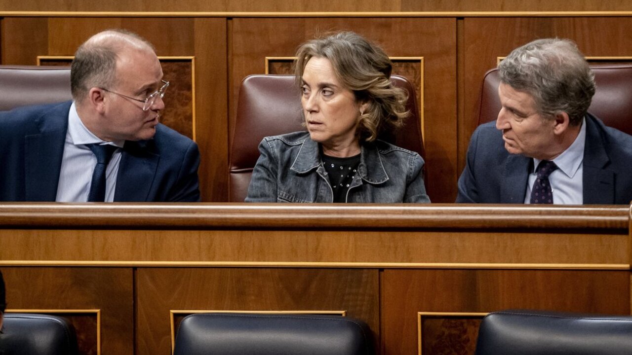El portavoz del PP en el Congreso, Miguel Tellado; la secretaria general del Partido Popular, Cuca Gamarra, y el presidente del PP, Alberto N&uacute;&ntilde;ez Feij&oacute;o.