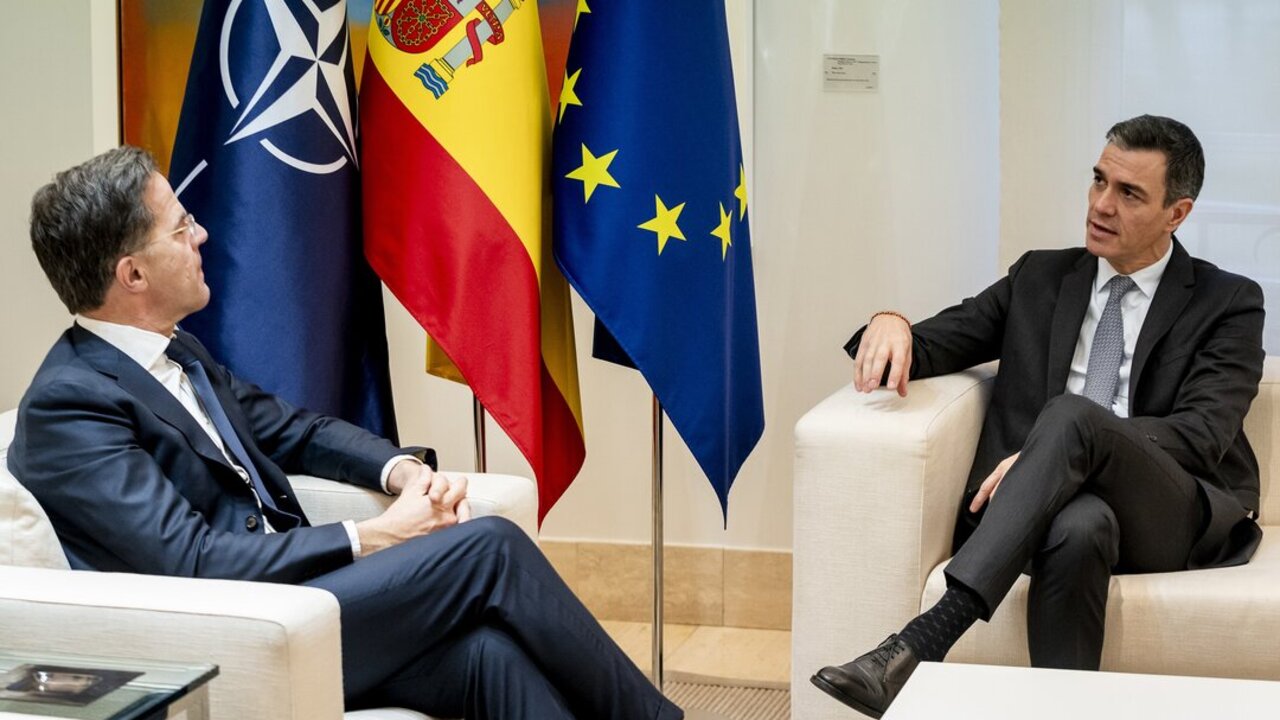 El presidente del Gobierno, Pedro S&aacute;nchez (d), y el secretario general de la OTAN, Mark Rutte (i), durante una reuni&oacute;n, en el Complejo de la Moncloa, a 27 de enero de 2025, en Madrid.