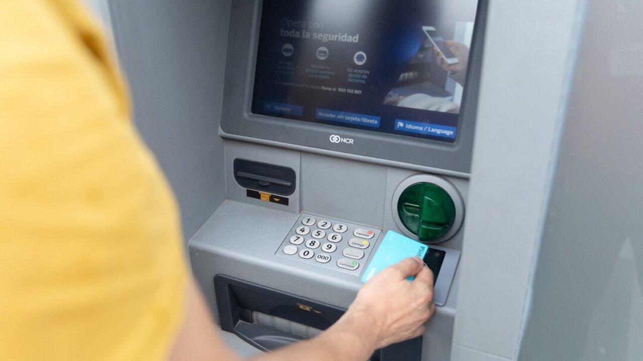 Hacienda vigila las retiradas de efectivo en cajeros autom&aacute;ticos