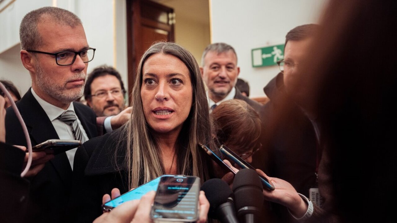 La portavoz de Junts en el Congreso, Miriam Nogueras, ofrece declaraciones a los medios a su salida de una sesi&oacute;n plenaria extraordinaria, en el Congreso de los Diputados, a 22 de enero de 2025, en Madrid.