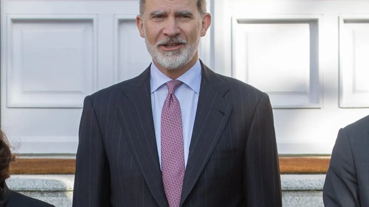 El Rey Felipe VI (c) y la presidenta del Consejo de Estado, Carmen Calvo (i), durante una audiencia a los miembros de las dos últimas promociones del Cuerpo de Letrados del Consejo de Estado, en el  Palacio de La Zarzuela, a 30 de enero de 2025, en Madrid (España). ?Su Majestad el Rey recibe en audiencia a los miembros de las dos últimas promociones del Cuerpo de Letrados del Consejo de Estado. El Consejo de Estado, tal y como está recogido en la Constitución, es el supremo órgano consultivo del Gobierno. El Tribunal Constitucional dictaminó que el Consejo es un órgano del Estado con relevancia constitucional al servicio de la concepción del Estado que la propia Constitución establece.

Alejandro Martínez Vélez / Europa Press
30 ENERO 2025;AUDIENCIA;LETRADOS;CONSEJO;ESTADO;REY;CASA REAL;CONSTITUCIÓN
30/1/2025