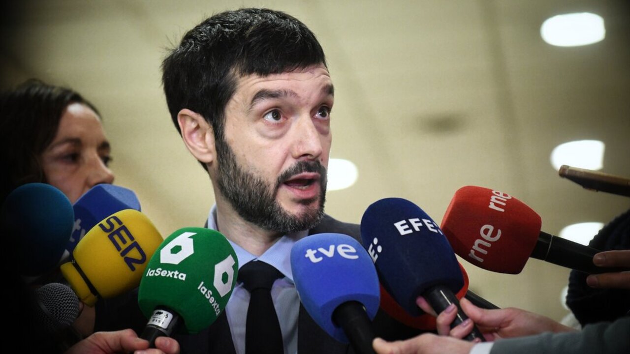 El ministro de Derecho Sociales, Consumo y Agenda 2030, Pablo Bustinduy, atiende a los medios antes de reunirse con representantes del CCU.