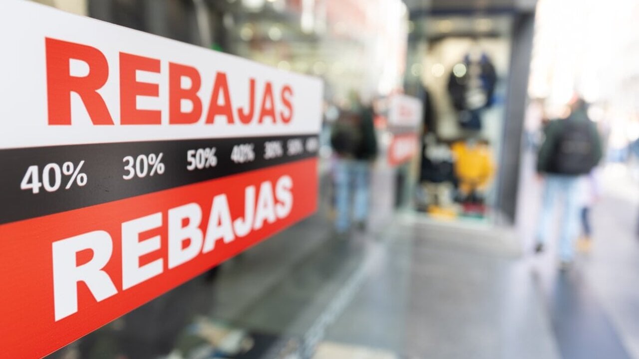 Carteles en un escaparate anuncian la temporada de rebajas, a 7 de enero de 2025, en Madrid. Europa Press