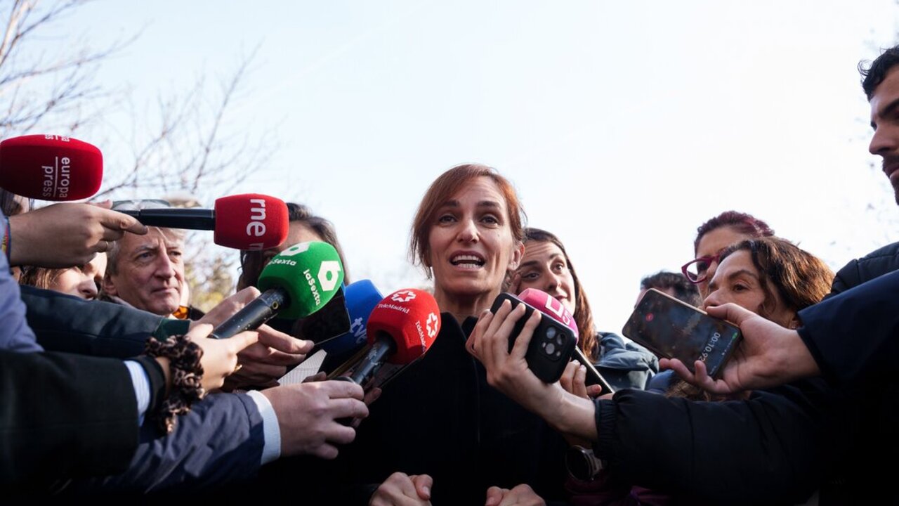 La ministra de Sanidad, M&oacute;nica Garc&iacute;a, atiende a los medios de comunicaci&oacute;n durante una manifestaci&oacute;n por una vivienda digna, a 9 de febrero de 2025, en Madrid.