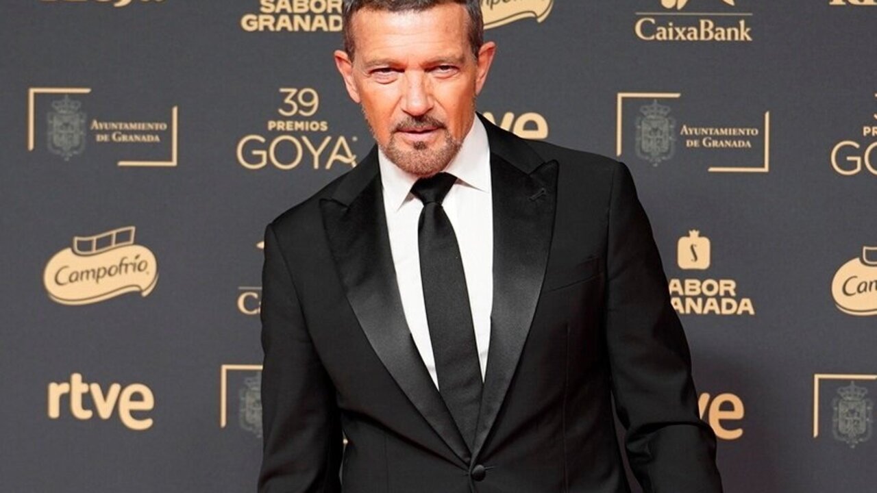 (Foto de ARCHIVO)
El actor Antonio Banderas posa en la alfombra roja de la 39&ordm; edici&oacute;n de los Premios Goya, en el Palacio de Exposiciones y Congresos de Granada, a 8 de febrero de 2025, en Granada, Andaluc&iacute;a (Espa&ntilde;a). Los galardones son otorgados de manera anual por la Academia de las Artes y las Ciencias Cinematogr&aacute;ficas de Espa&ntilde;a (AACCE) con el objetivo de premiar a los mejores profesionales en cada una de las distintas especialidades tanto t&eacute;cnicas como creativas del cine espa&ntilde;ol.

Arsenio Zurita / Europa Press
08/2/2025