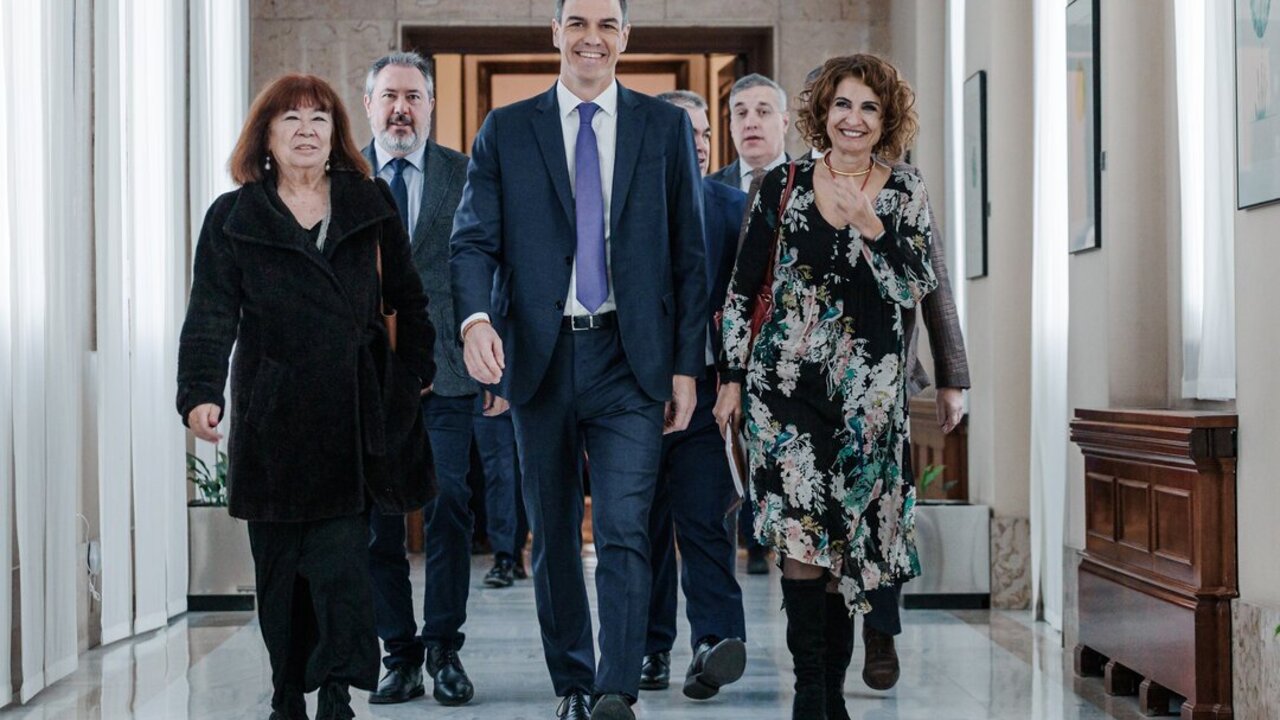 (I-D) La presidenta del PSOE, Cristina Narbona; el presidente del Gobierno y secretario general del PSOE, Pedro S&aacute;nchez y la vicesecretaria general del PSOE y vicepresidenta primera del Gobierno y ministra de Hacienda, Mar&iacute;a Jes&uacute;s Montero.