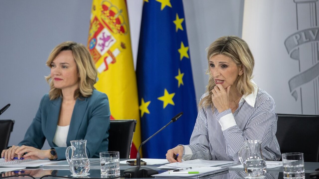 De izquierda a derecha. La ministra Portavoz, de Educaci&oacute;n, Formaci&oacute;n Profesional y Deportes, Pilar Alegr&iacute;a y la vicepresidenta segunda y ministra de Trabajo y Econom&iacute;a Social, Yolanda D&iacute;az, durante la rueda de prensa tras el Consejo de Ministros, en el Palacio de la Moncloa.