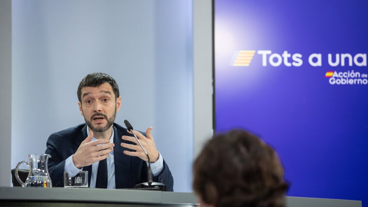 El ministro de Derechos Sociales, Consumo y Agenda 2030, Pablo Bustinduy, durante la rueda de prensa tras el Consejo de Ministros, en el Palacio de la Moncloa, a 11 de febrero de 2025, en Madrid.